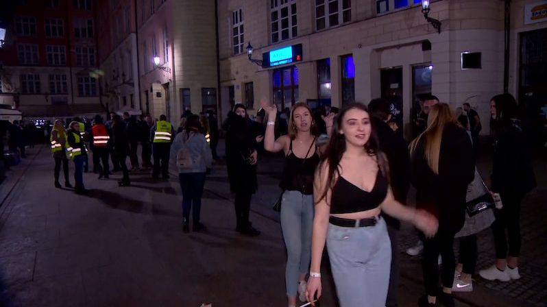 V Londýně rozehnali párty, kam přišlo 300 lidí. Nelegálně otevřely i bary v Polsku